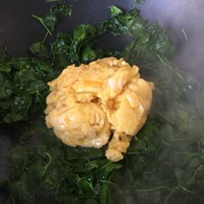 放入炒好的鸡蛋翻炒均匀