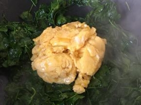 放入炒好的鸡蛋翻炒均匀