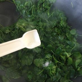 翻炒均匀加盐加几滴白酒