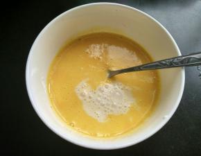 加入牛奶，搅拌均匀，这时可以将烤箱上下火180度预热10分钟。