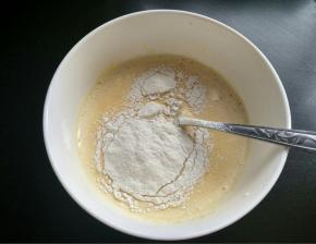 筛入低粉，搅拌均匀。