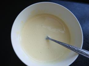 搅拌好的蛋挞液。