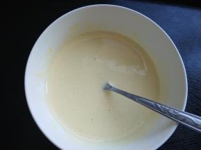 搅拌好的蛋挞液。