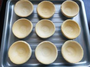 将蛋挞皮放入烤盘。