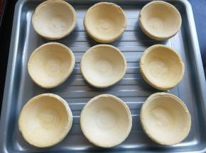 将蛋挞皮放入烤盘。