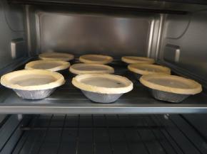 放入预热好的烤箱，上下火220度烤15分钟。