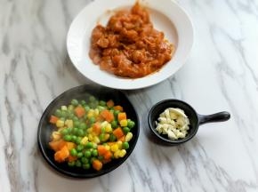 蒜去皮切碎，准备工作完成。