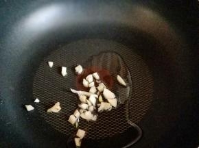 起油锅，加入蒜炒香。