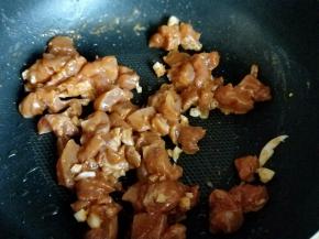 再加入鸡丁煸炒。
