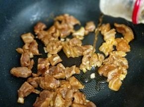 加入料酒，小火将鸡胸肉炒至8成熟。