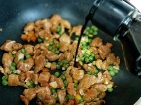 滴入少许生抽，