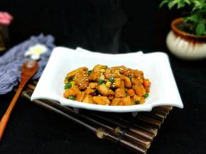 盛出装盘，撒上熟白芝麻。