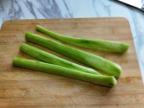 丝瓜去皮，洗干净，切长条。