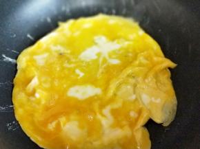 起油锅，倒入蛋液，小火煎蛋饼，待蛋液凝固后切碎，盛出备用。