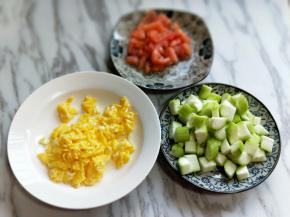 番茄去皮切块。(番茄去皮方法，将番茄顶部切十字刀，锅中烧开水，放入锅中烫2分钟，取出来，番茄皮特别好去皮)