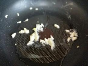 起油锅，加入切碎的蒜炒香。
