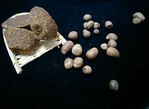 准备好山药豆跟元宝黑糖，没有黑糖，红糖也行