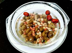 豆子全部洗干净泡水，最好泡个一两个钟头容易煮