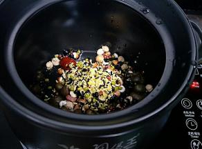 把豆子全部捞起来放砂锅里