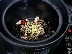 把豆子全部捞起来放砂锅里