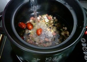 加入适量的水，一次性加完。别再半途中加水了哦