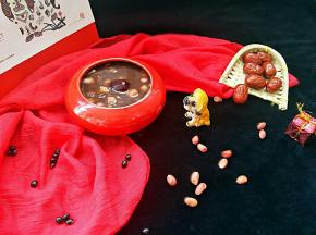 等黑糖融化了，就可以盛碗了，一碗养颜的杂粮粥就这样搞定了！