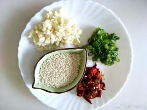 蒜头切蓉.干辣椒切段.青葱切碎.适量白芝麻