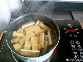 锅里放入香干跟适量的水