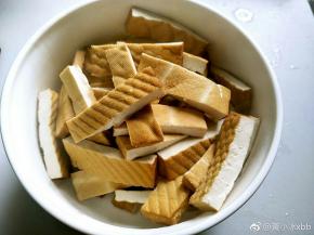 水煮开了就可以把香干捞起来沥干水