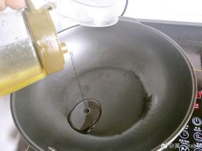 陶瓷锅放入花生油