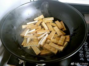 油锅热后放入沥干水的香干