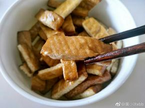 炸好捞起来沥干油，别炸的太老哦，免得影响口感就不好了