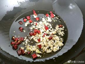 锅里剩下一点油，放入蒜蓉，干辣椒段爆香