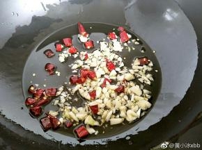 锅里剩下一点油，放入蒜蓉，干辣椒段爆香