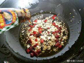 爆香后倒入蚝油