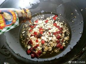 爆香后倒入蚝油