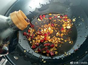 适量的酱油生抽，搅拌均匀！