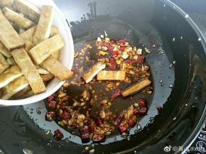 再倒入炸好的香干，撒些白芝麻，葱叶，拌一拌