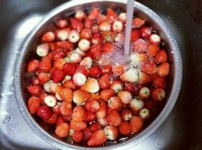 首先将草莓根去掉，之后用冷水冲洗。