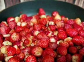 将草莓和腌制出的水一起倒入不粘锅中。