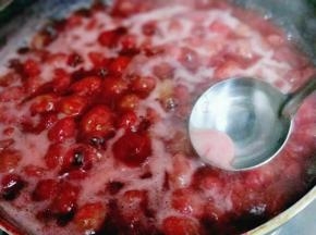 大火烧开，撇出浮沫子，之后转中小火接着熬，不停搅拌。