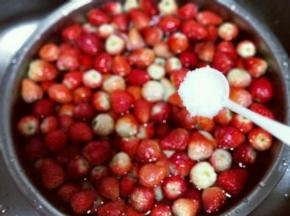 再用盐水泡10分钟，捞出淋干水份。