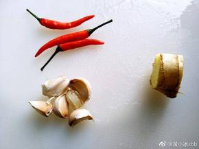 准备好辣椒，蒜头，生姜