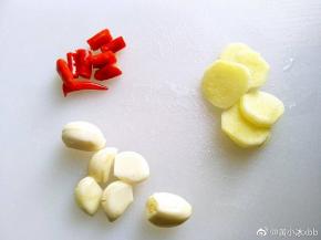 辣椒切段。蒜头去皮，生姜去皮切片
