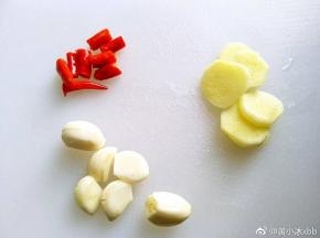 辣椒切段。蒜头去皮，生姜去皮切片