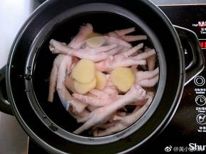 锅里放入鸡脚，姜片还有水