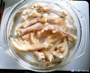 煮开后捞出来洗干净，放入冰水泡着