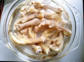 煮开后捞出来洗干净，放入冰水泡着