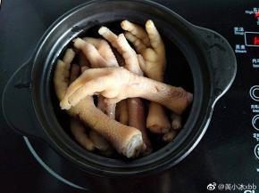 泡完冰水的鸡脚放入砂锅
