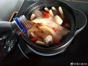 放入蒜头红辣椒跟姜片，再倒入一瓶可乐！